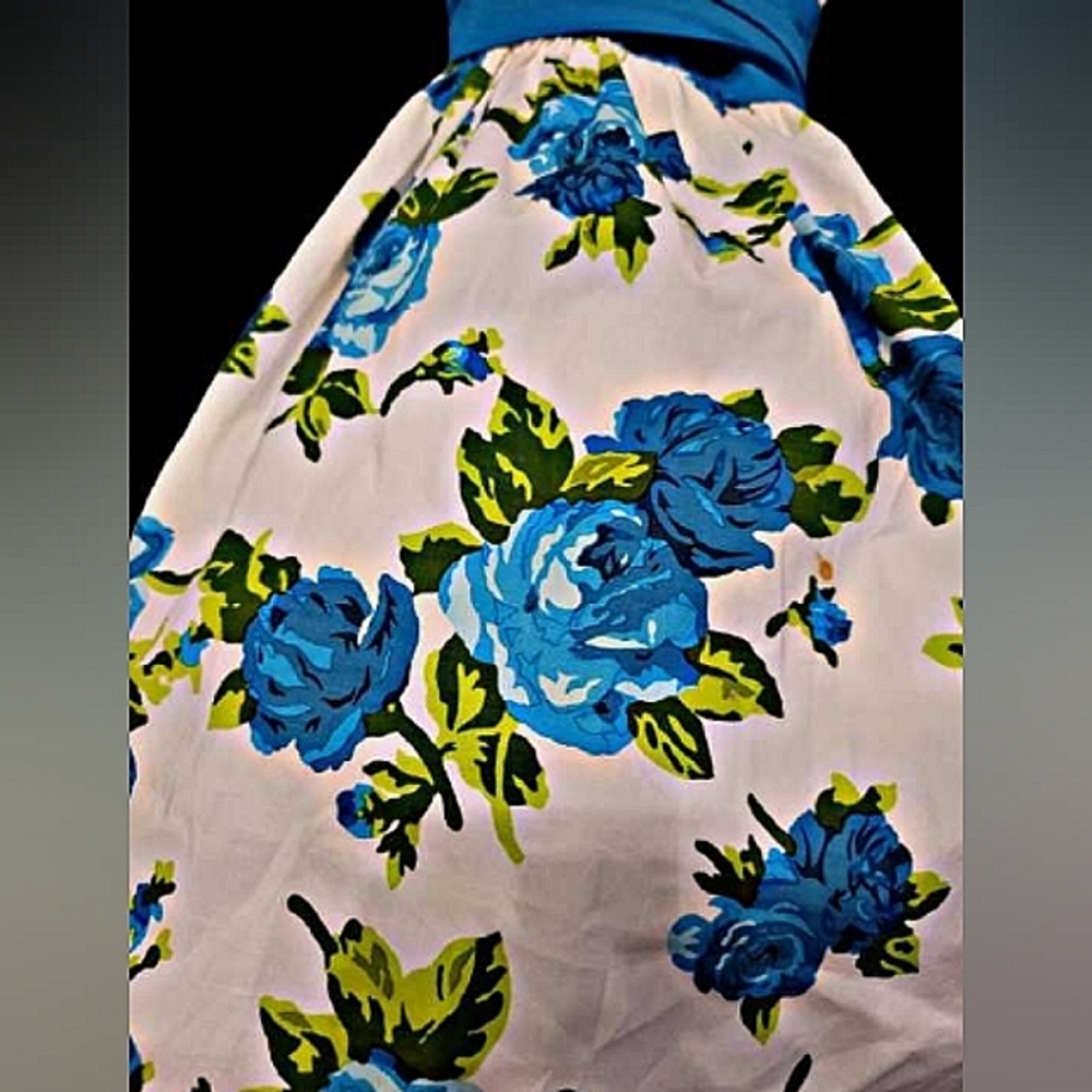 BETSEY JOHNSON Women's White / Blue Floral Strapless Fit & Flare Dress. Size 6 - Picture 5 of 8